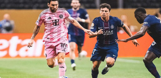 পাথরের মূর্তিদের সঙ্গে খেলছেন মেসি