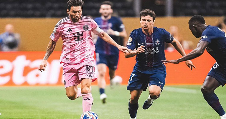 পাথরের মূর্তিদের সঙ্গে খেলছেন মেসি