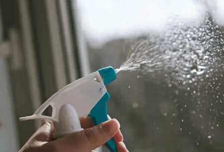 জানালা ও আসবাব থেকে সহজেই দাগ তুলবেন যেভাবে