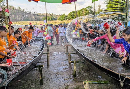 জলকেলিতে মেতেছেন মারমা তরুণ-তরুণীরা