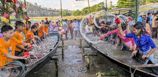 জলকেলিতে মেতেছেন মারমা তরুণ-তরুণীরা