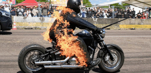 রেকর্ডের নেশা, গায়ে আগুন ধরিয়ে বাইক চালালেন তিনি