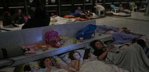 ইরানের হামলার ভয়ে কাঁথা-বালিশ নিয়ে আশ্রয়কেন্দ্রে লুকিয়েছেন ইসরাইলিরা, দেখুন ছবিতে