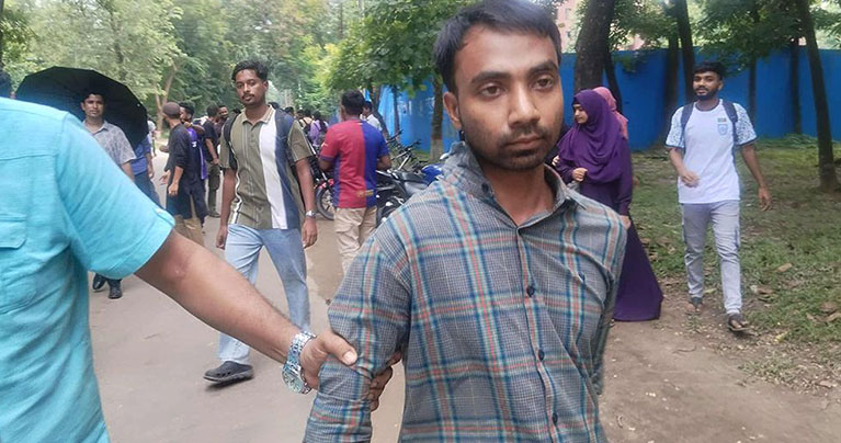 জাবি ছাত্রীকে হেনস্তার অভিযোগে রাবি শিক্ষার্থী আটক