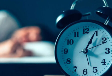 অ্যালার্মের ঠিক আগেই ঘুম ভাঙে? জেনে নিন কেন এমনটা হয়