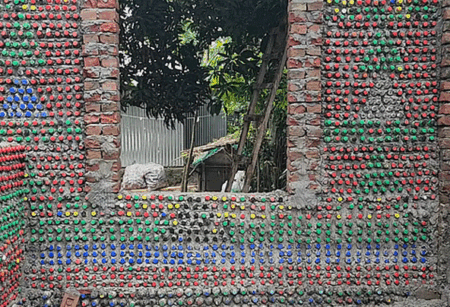ফেলে দেওয়া প্লাস্টিক বোতল দিয়ে বাড়ি বানাচ্ছেন শরীয়তপুরের ইমান