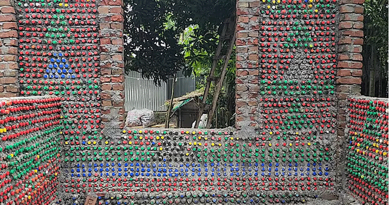 ফেলে দেওয়া প্লাস্টিক বোতল দিয়ে বাড়ি বানাচ্ছেন শরীয়তপুরের ইমান