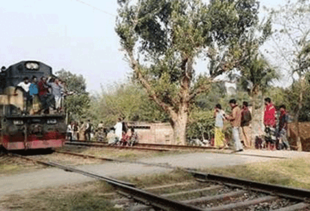রেলক্রসিং যেন মরণ ফাঁদ