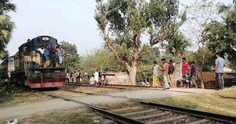 রেলক্রসিং যেন মরণ ফাঁদ
