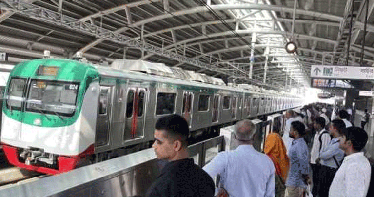 মেট্রোরেল স্টেশনে বিড়ম্বনা কেন?