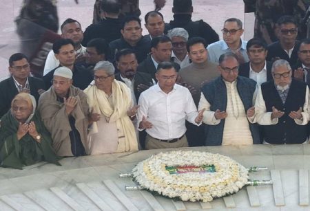 ১৯ বছর পর বাবার কবরস্থানে তারেক রহমান