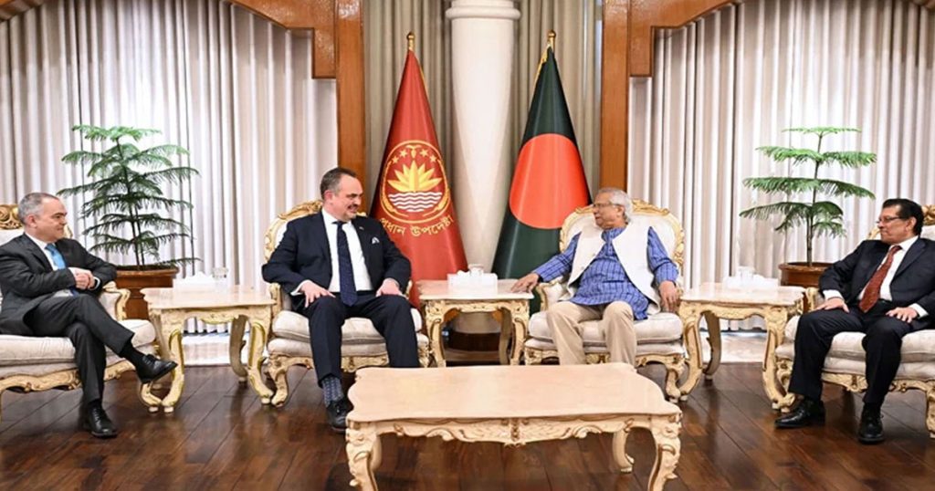 ড. ইউনূসের সঙ্গে মার্কিন রাষ্ট্রদূত ক্রিস্টেনসেনের সাক্ষাৎ