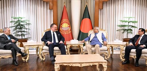 ড. ইউনূসের সঙ্গে মার্কিন রাষ্ট্রদূত ক্রিস্টেনসেনের সাক্ষাৎ