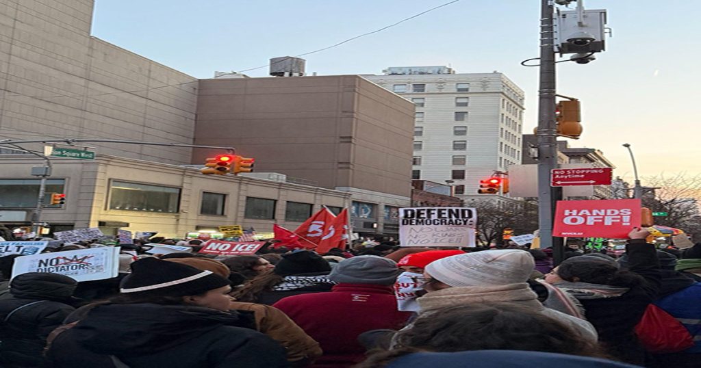 আইস নিষিদ্ধের দাবিতে নিউইয়র্কে ড্রামের আয়োজনে লাখো মানুষের মিছিল