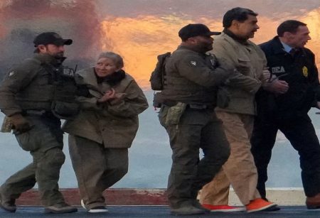 মাদুরোকে হাতকড়া পরিয়ে তোলা হলো নিউইয়র্কের আদালতে