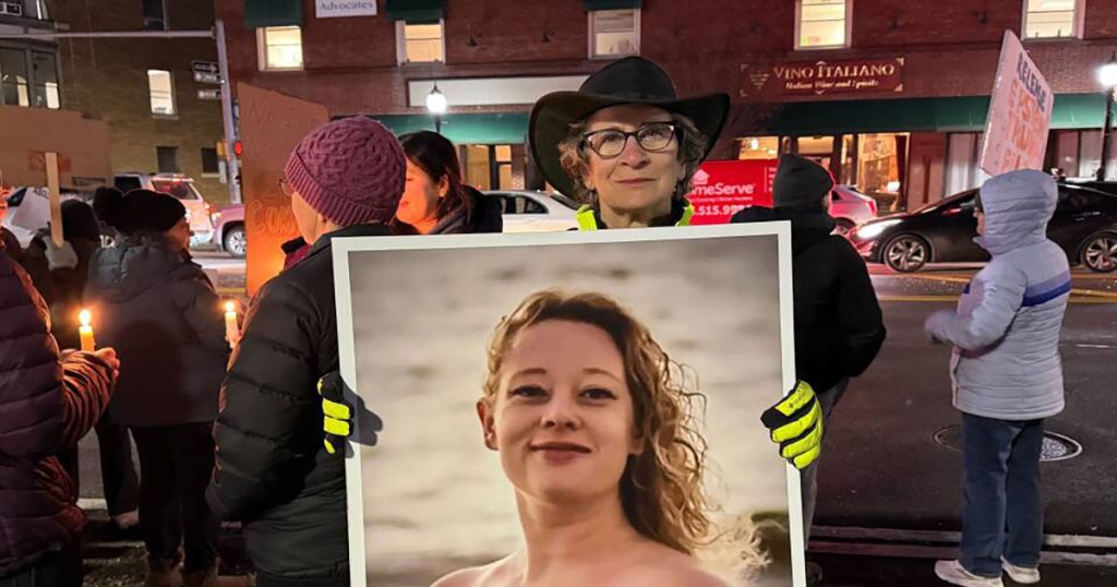 মিনিয়াপোলিসে আইসিইর গুলিতে নারীর মৃত্যু : প্রতিবাদে লাখো মানুষের বিক্ষোভ