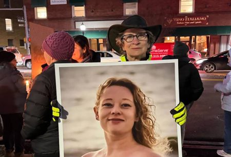 মিনিয়াপোলিসে আইসিইর গুলিতে নারীর মৃত্যু : প্রতিবাদে লাখো মানুষের বিক্ষোভ