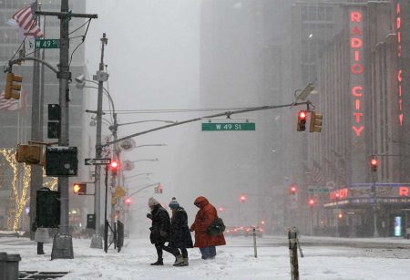 যুক্তরাষ্ট্রে তুষারঝড়ে মৃত্যু বেড়ে ১২, সতের হাজার ফ্লাইট বাতিল