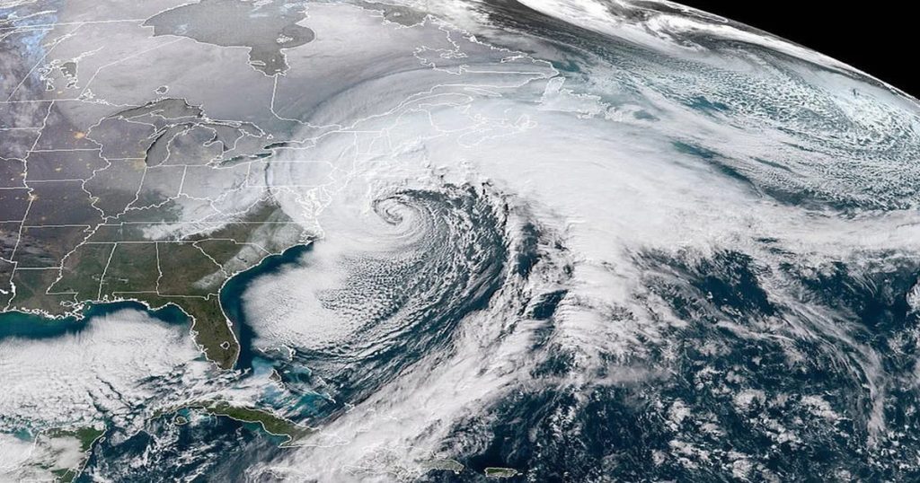 যুক্তরাষ্ট্রের পূর্ব উপকূলের দিকে ধেয়ে যাচ্ছে ‘বম্ব সাইক্লোন’