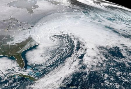 যুক্তরাষ্ট্রের পূর্ব উপকূলের দিকে ধেয়ে যাচ্ছে ‘বম্ব সাইক্লোন’