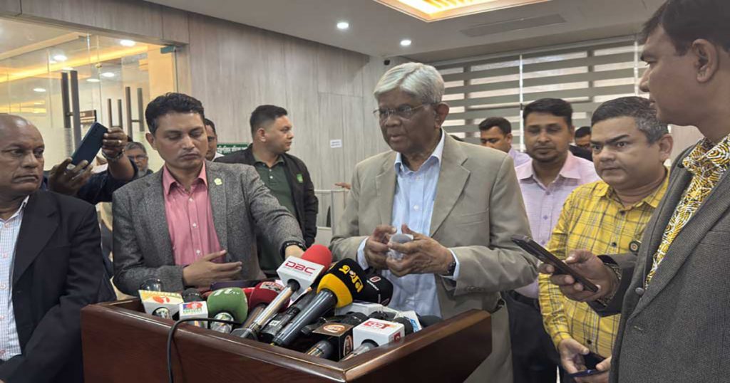 কূটনৈতিক পাসপোর্ট জমা দিয়েছি, কোথাও যাবো না : অর্থ উপদেষ্টা