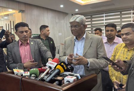 কূটনৈতিক পাসপোর্ট জমা দিয়েছি, কোথাও যাবো না : অর্থ উপদেষ্টা