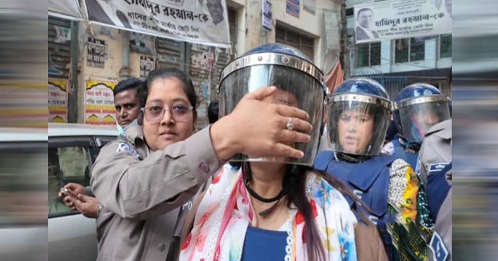 কথা বলতে চাইলে ‘মুখ চেপে ধরলো পুলিশ’