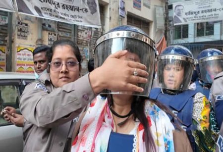 কথা বলতে চাইলে ‘মুখ চেপে ধরলো পুলিশ’