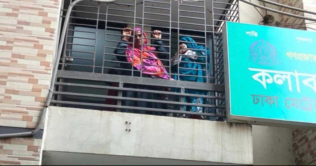 ঐতিহাসিক ৭ মার্চ : ৩২ নম্বরে ফুল দিতে এসে গ্রেপ্তার ৪