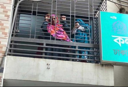 ঐতিহাসিক ৭ মার্চ : ৩২ নম্বরে ফুল দিতে এসে গ্রেপ্তার ৪