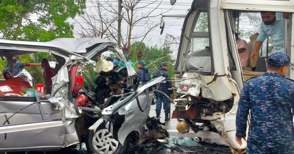 বাগেরহাটে দুর্ঘটনায় প্রাণ গেল বর-কনেসহ ১৩ জনের