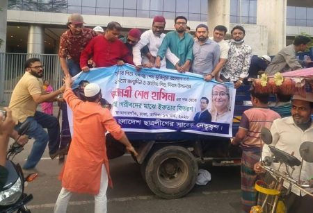 জাতির জনকের জন্মদিনে ঢাকায় আওয়ামী লীগের খাবার বিতরণ
