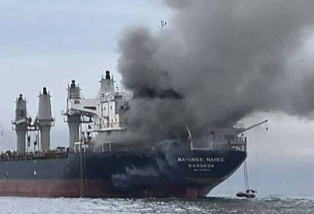 হরমুজ প্রণালী দিয়ে এক লিটার তেলও যাবে না, দাম ২০০ ডলারে পৌঁছাবে