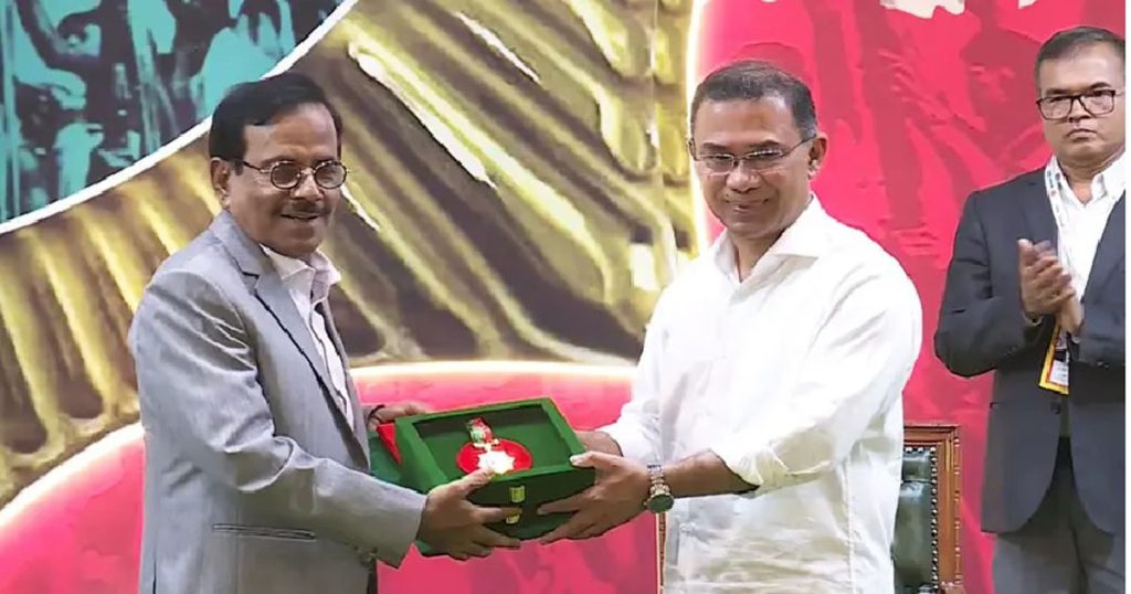 স্বাধীনতা পুরস্কার নিলেন ইত্যাদির হানিফ সংকেত