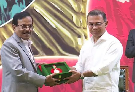 স্বাধীনতা পুরস্কার নিলেন ইত্যাদির হানিফ সংকেত