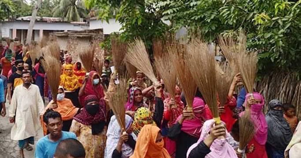 রূপগঞ্জে ভূমিদস্যুর বিরুদ্ধে ঝাড়ু মিছিল