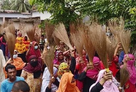 রূপগঞ্জে ভূমিদস্যুর বিরুদ্ধে ঝাড়ু মিছিল