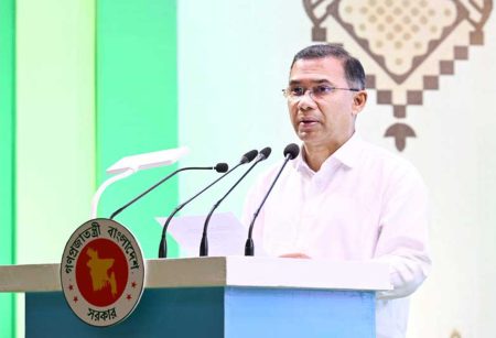 সরকারের প্রতিটি প্রতিশ্রুতি বাস্তবায়নে ভূমিকা রাখুন : ডিসিদের তারেক রহমান